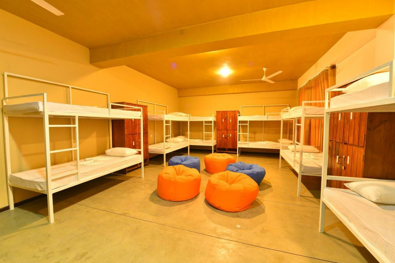 Hiriketiya Beach Hostels Dickwella Exterior photo